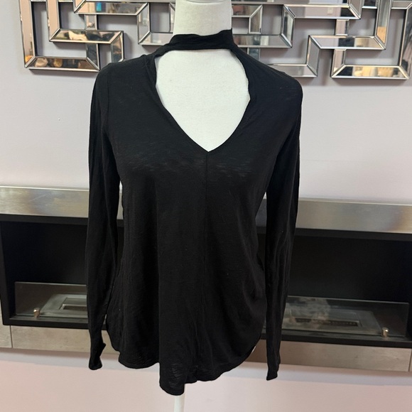 Express Tops - Express black Mock Neck Keyhole Long Sleeve size M